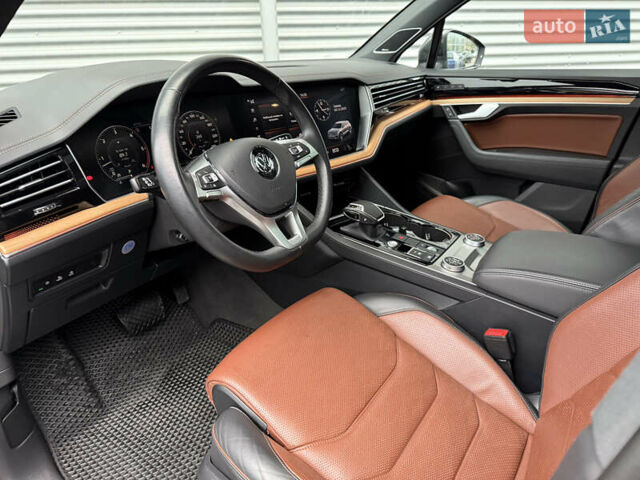 Серый Фольксваген Туарег, объемом двигателя 3 л и пробегом 85 тыс. км за 56500 $, фото 69 на Automoto.ua