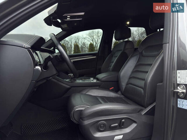 Сірий Фольксваген Туарег, об'ємом двигуна 3 л та пробігом 278 тис. км за 33700 $, фото 39 на Automoto.ua