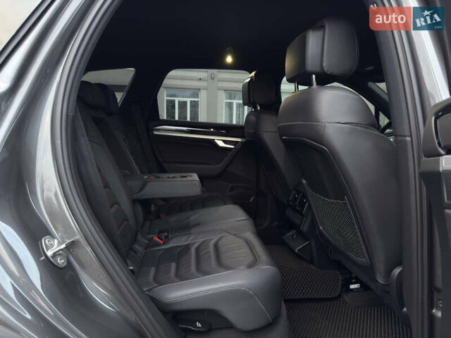 Сірий Фольксваген Туарег, об'ємом двигуна 3 л та пробігом 278 тис. км за 33700 $, фото 53 на Automoto.ua