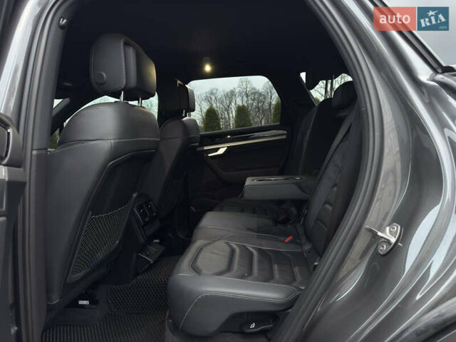 Сірий Фольксваген Туарег, об'ємом двигуна 3 л та пробігом 278 тис. км за 33700 $, фото 45 на Automoto.ua