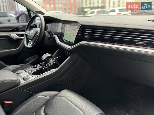 Серый Фольксваген Туарег, объемом двигателя 3 л и пробегом 246 тыс. км за 41750 $, фото 24 на Automoto.ua