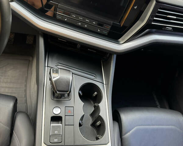 Сірий Фольксваген Туарег, об'ємом двигуна 3 л та пробігом 253 тис. км за 32900 $, фото 16 на Automoto.ua