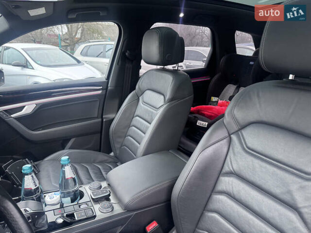 Серый Фольксваген Туарег, объемом двигателя 2.97 л и пробегом 155 тыс. км за 54500 $, фото 29 на Automoto.ua