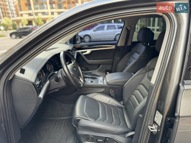 Сірий Фольксваген Туарег, об'ємом двигуна 3 л та пробігом 253 тис. км за 32900 $, фото 12 на Automoto.ua