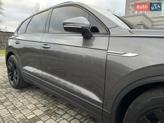 Сірий Фольксваген Туарег, об'ємом двигуна 3 л та пробігом 278 тис. км за 33700 $, фото 22 на Automoto.ua