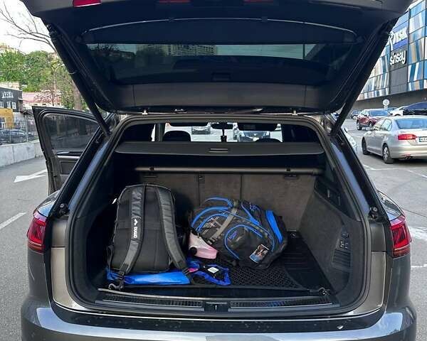 Сірий Фольксваген Туарег, об'ємом двигуна 3.96 л та пробігом 140 тис. км за 58000 $, фото 16 на Automoto.ua