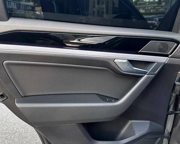 Сірий Фольксваген Туарег, об'ємом двигуна 3.96 л та пробігом 140 тис. км за 58000 $, фото 14 на Automoto.ua