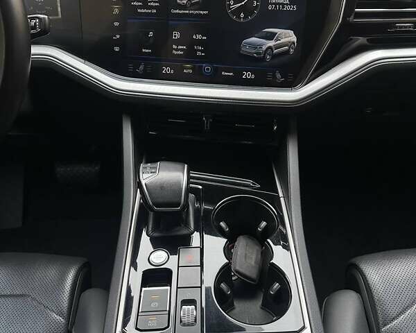 Серый Фольксваген Туарег, объемом двигателя 2.97 л и пробегом 246 тыс. км за 42000 $, фото 13 на Automoto.ua