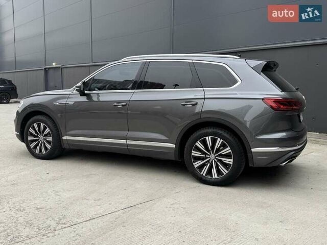 Серый Фольксваген Туарег, объемом двигателя 3 л и пробегом 246 тыс. км за 41750 $, фото 2 на Automoto.ua