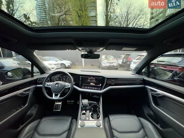 Серый Фольксваген Туарег, объемом двигателя 2.97 л и пробегом 142 тыс. км за 49700 $, фото 23 на Automoto.ua