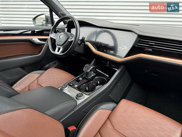 Серый Фольксваген Туарег, объемом двигателя 3 л и пробегом 85 тыс. км за 56500 $, фото 53 на Automoto.ua