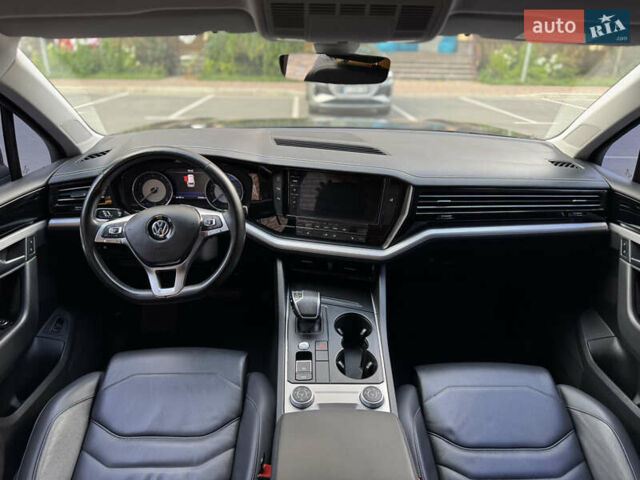 Сірий Фольксваген Туарег, об'ємом двигуна 3 л та пробігом 253 тис. км за 32900 $, фото 19 на Automoto.ua