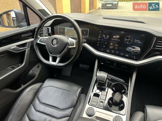 Серый Фольксваген Туарег, объемом двигателя 2.97 л и пробегом 246 тыс. км за 42000 $, фото 7 на Automoto.ua