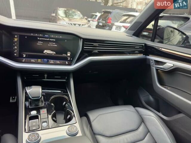 Серый Фольксваген Туарег, объемом двигателя 2.97 л и пробегом 142 тыс. км за 49700 $, фото 25 на Automoto.ua