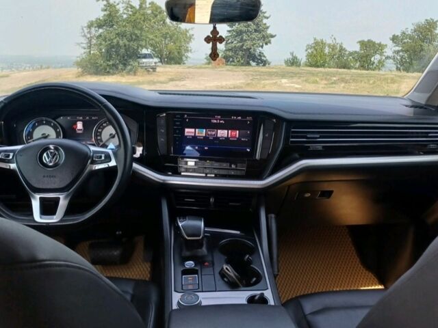 Серый Фольксваген Туарег, объемом двигателя 3 л и пробегом 79 тыс. км за 40500 $, фото 4 на Automoto.ua