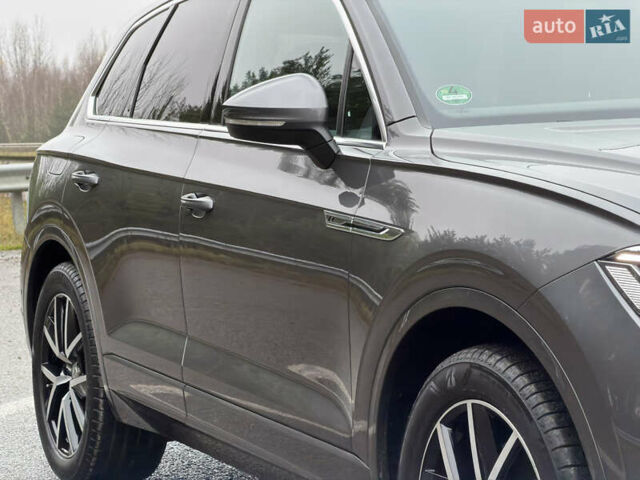 Сірий Фольксваген Туарег, об'ємом двигуна 3 л та пробігом 45 тис. км за 59999 $, фото 31 на Automoto.ua