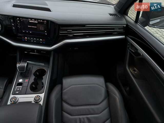 Сірий Фольксваген Туарег, об'ємом двигуна 3 л та пробігом 278 тис. км за 33700 $, фото 59 на Automoto.ua