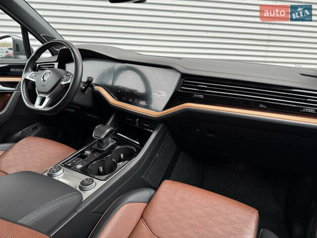 Серый Фольксваген Туарег, объемом двигателя 3 л и пробегом 85 тыс. км за 56500 $, фото 50 на Automoto.ua