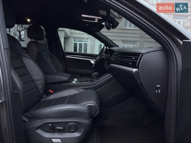 Сірий Фольксваген Туарег, об'ємом двигуна 3 л та пробігом 278 тис. км за 33700 $, фото 64 на Automoto.ua