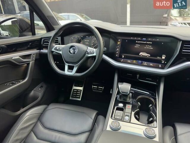 Серый Фольксваген Туарег, объемом двигателя 2.97 л и пробегом 142 тыс. км за 49700 $, фото 24 на Automoto.ua