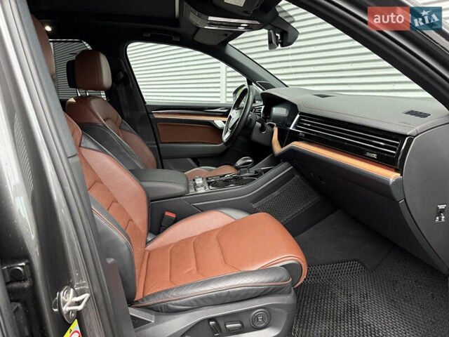 Серый Фольксваген Туарег, объемом двигателя 3 л и пробегом 85 тыс. км за 56500 $, фото 35 на Automoto.ua