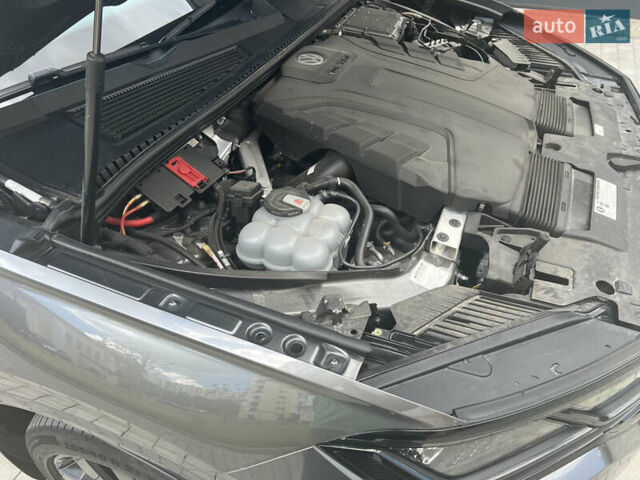 Серый Фольксваген Туарег, объемом двигателя 2.97 л и пробегом 166 тыс. км за 53000 $, фото 5 на Automoto.ua