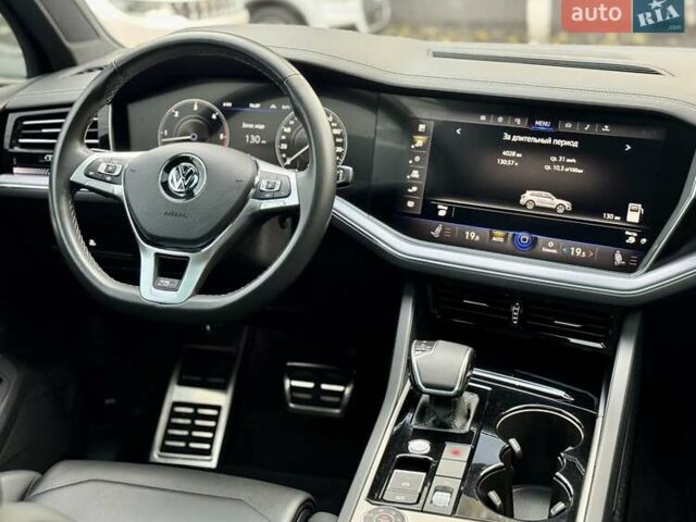 Серый Фольксваген Туарег, объемом двигателя 2.97 л и пробегом 142 тыс. км за 49700 $, фото 34 на Automoto.ua