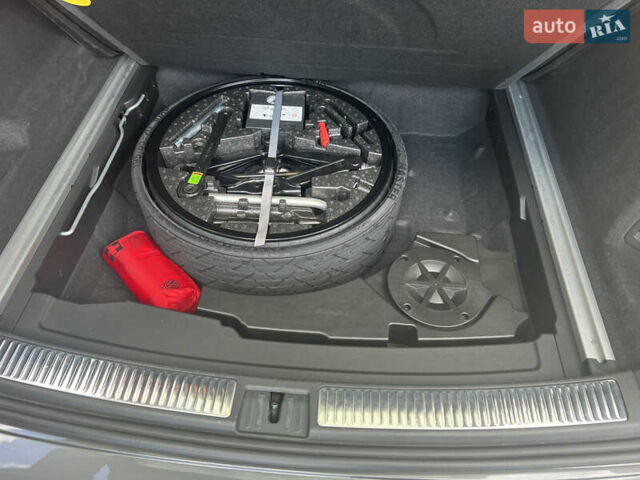 Серый Фольксваген Туарег, объемом двигателя 2.97 л и пробегом 166 тыс. км за 53000 $, фото 9 на Automoto.ua