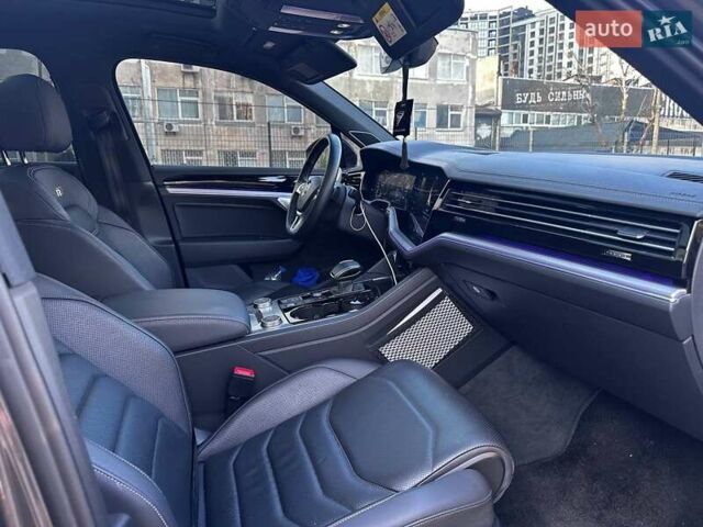 Сірий Фольксваген Туарег, об'ємом двигуна 3.96 л та пробігом 140 тис. км за 58000 $, фото 28 на Automoto.ua