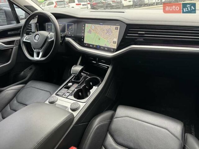 Серый Фольксваген Туарег, объемом двигателя 3 л и пробегом 246 тыс. км за 41750 $, фото 12 на Automoto.ua