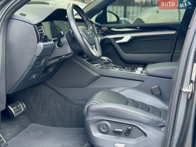 Серый Фольксваген Туарег, объемом двигателя 2.97 л и пробегом 142 тыс. км за 49700 $, фото 14 на Automoto.ua