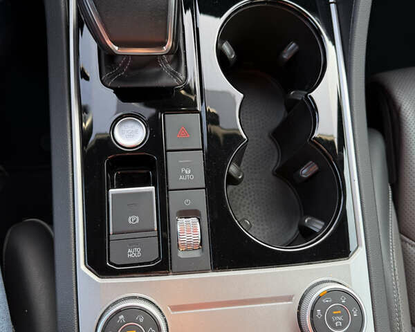 Серый Фольксваген Туарег, объемом двигателя 2.97 л и пробегом 214 тыс. км за 46700 $, фото 1 на Automoto.ua