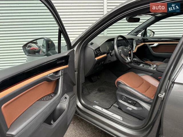 Серый Фольксваген Туарег, объемом двигателя 3 л и пробегом 85 тыс. км за 56500 $, фото 62 на Automoto.ua