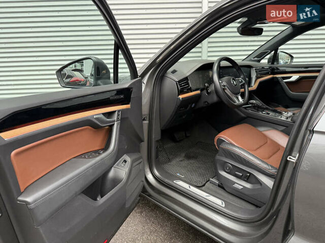 Серый Фольксваген Туарег, объемом двигателя 3 л и пробегом 85 тыс. км за 56500 $, фото 60 на Automoto.ua