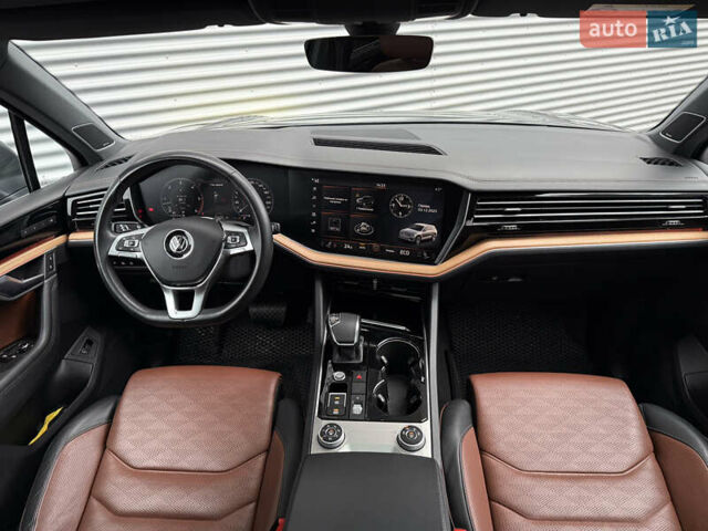 Серый Фольксваген Туарег, объемом двигателя 3 л и пробегом 85 тыс. км за 56500 $, фото 57 на Automoto.ua