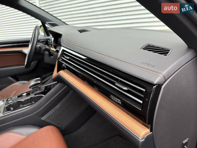 Серый Фольксваген Туарег, объемом двигателя 3 л и пробегом 85 тыс. км за 56500 $, фото 40 на Automoto.ua