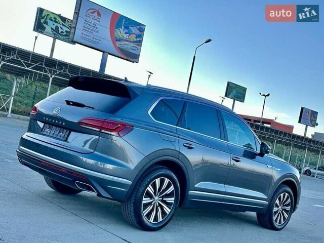 Сірий Фольксваген Туарег, об'ємом двигуна 3 л та пробігом 160 тис. км за 45800 $, фото 2 на Automoto.ua