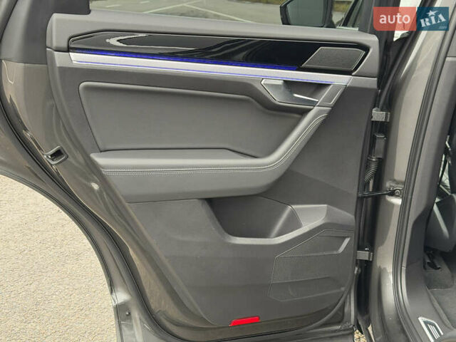 Сірий Фольксваген Туарег, об'ємом двигуна 3 л та пробігом 45 тис. км за 59999 $, фото 64 на Automoto.ua