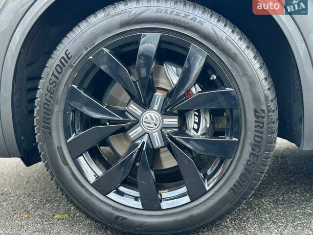 Серый Фольксваген Туарег, объемом двигателя 2.97 л и пробегом 142 тыс. км за 49700 $, фото 29 на Automoto.ua