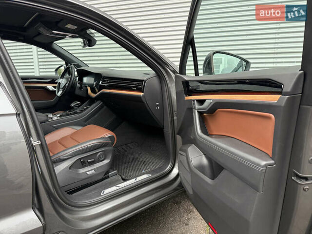 Серый Фольксваген Туарег, объемом двигателя 3 л и пробегом 85 тыс. км за 56500 $, фото 29 на Automoto.ua