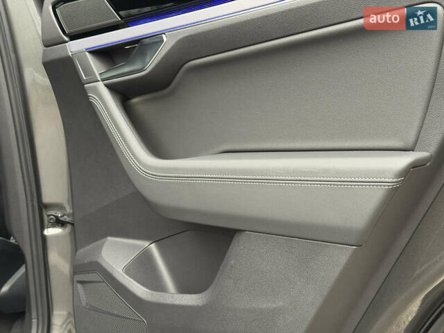 Сірий Фольксваген Туарег, об'ємом двигуна 3 л та пробігом 45 тис. км за 59999 $, фото 78 на Automoto.ua