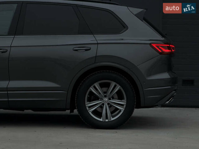 Сірий Фольксваген Туарег, об'ємом двигуна 3 л та пробігом 182 тис. км за 46000 $, фото 28 на Automoto.ua