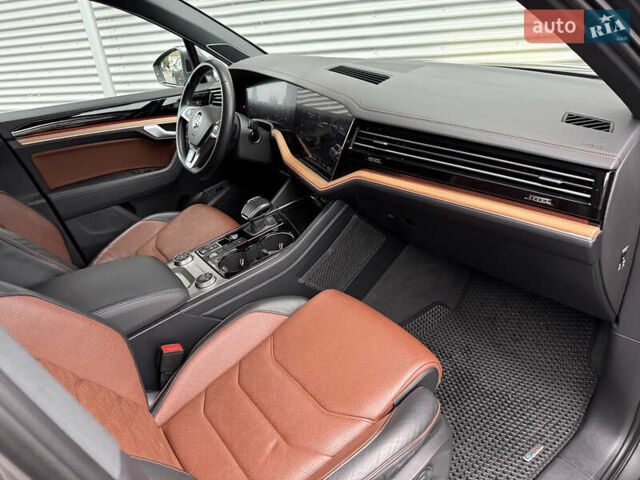 Серый Фольксваген Туарег, объемом двигателя 3 л и пробегом 85 тыс. км за 56500 $, фото 36 на Automoto.ua