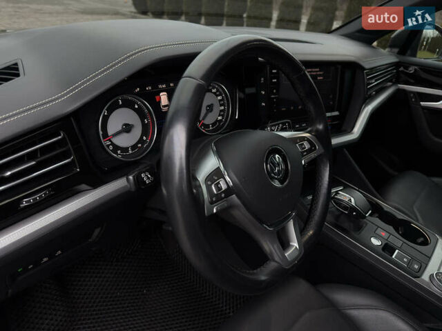 Сірий Фольксваген Туарег, об'ємом двигуна 3 л та пробігом 278 тис. км за 33700 $, фото 42 на Automoto.ua