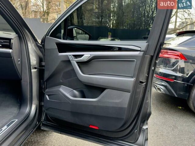 Серый Фольксваген Туарег, объемом двигателя 2.97 л и пробегом 142 тыс. км за 49700 $, фото 21 на Automoto.ua