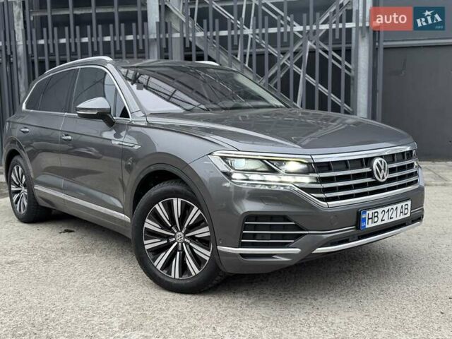 Серый Фольксваген Туарег, объемом двигателя 3 л и пробегом 246 тыс. км за 41750 $, фото 1 на Automoto.ua