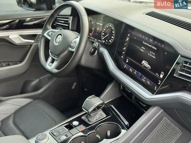 Серый Фольксваген Туарег, объемом двигателя 2.97 л и пробегом 142 тыс. км за 49700 $, фото 33 на Automoto.ua