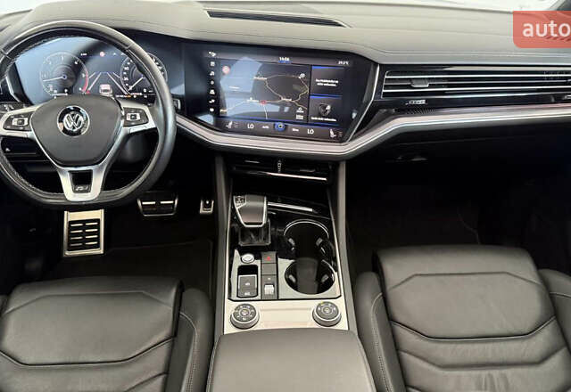 Серый Фольксваген Туарег, объемом двигателя 2.97 л и пробегом 130 тыс. км за 48900 $, фото 5 на Automoto.ua