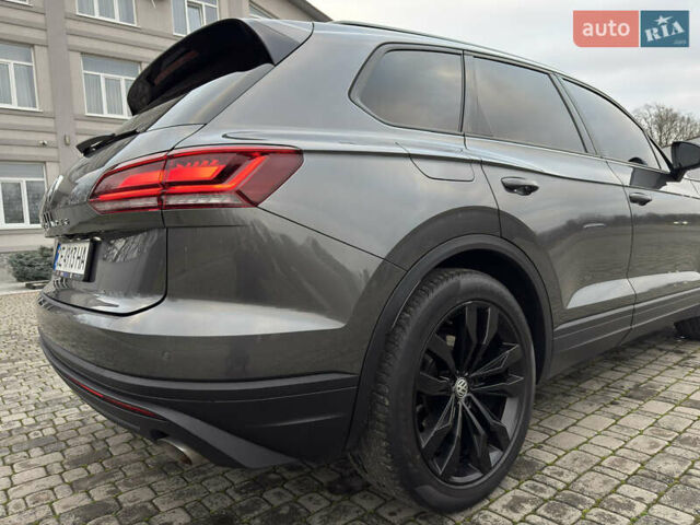 Сірий Фольксваген Туарег, об'ємом двигуна 3 л та пробігом 278 тис. км за 33700 $, фото 29 на Automoto.ua