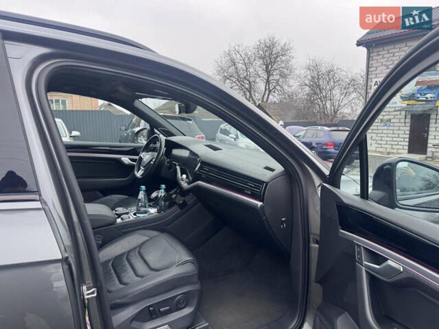 Серый Фольксваген Туарег, объемом двигателя 2.97 л и пробегом 155 тыс. км за 54500 $, фото 33 на Automoto.ua